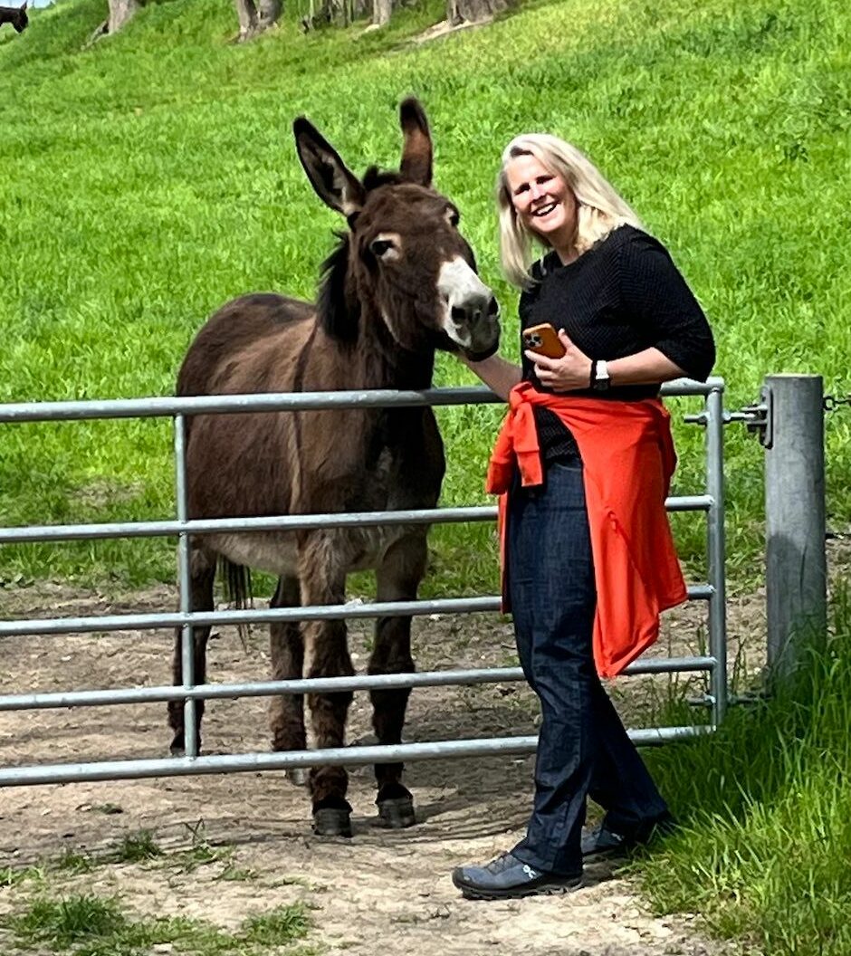 Dr Gisela Kalkum mit Esel